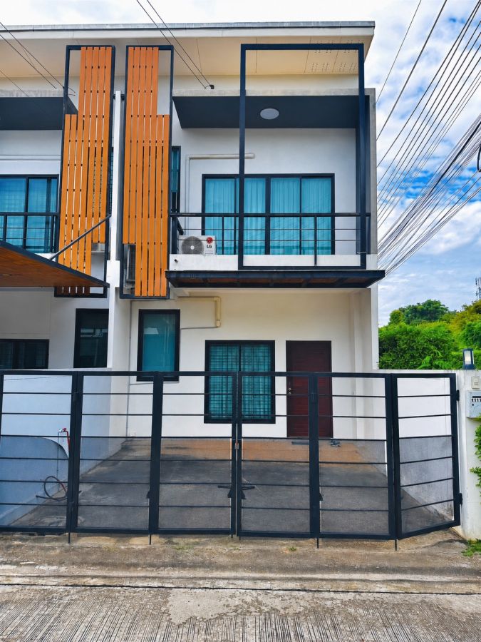 - ปรับราคาพิเศษ! ทาวน์โฮม 2 ชั้น ทำเลสืบศิริ โคราช