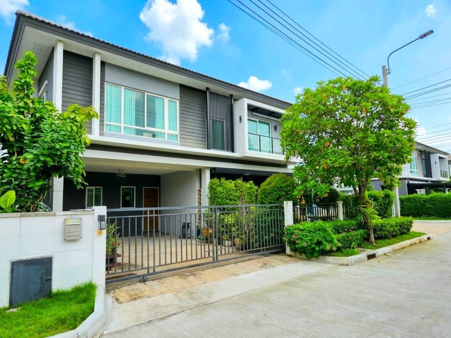 - ขายบ้านเดี่ยว(หลังมุม) 2 ชั้น มบ.เดอะเซนโทร วัชรพล ตกแต่งพร้อมอยู่ เดินทางสะดวก โครงการน้ำไม่เคยท่วม
