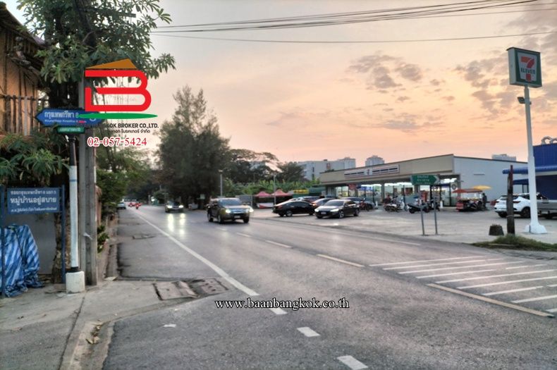 - ที่ดินเปล่าถมแล้ว ซอยกรุงเทพกรีฑา 8 แยก 3 เนื้อที่ 300 ตรว. (ใกล้ร้านอาหารไก่ย่างเสือใหญ่) แขวงหัวหมาก เขตบางกะปิ