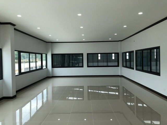 - โรงงานสร้างใหม่ ขนาด 3,000 ตรม และ 5,750 ตรม น้ำไม่ท่วม พร้อมใช้งานทันที ต.พนานิคม อ.นิคมพัฒนา จ.ระยอง