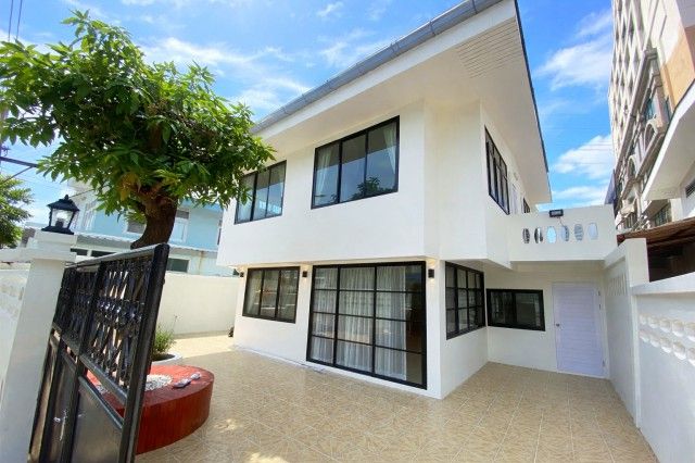 - MRT สุทธิสาร 800ม.บ้านเดี่ยวหรู 2 ชั้น 5 นอน 3 น้ำ ที่ดิน 50ตร.ว.พื้นที่ใช้สอย 250ตร.ม.วิวตึกสูง จัดเต็มเฟอร์ฯ เครื่องใช้ไฟฟ้า ทำเลห้วยขวาง