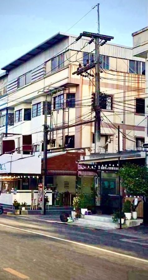 - ขายอาคารพาณิชย์หลังมุม 4 ชั้น ศรีราชา ติดถนนหนองยายบู่
