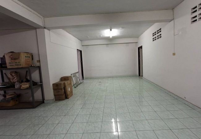 - ขายอาคารพาณิชย์ ปากซอยรามอินทรา 109 ติดถนนรามอินทรา เนื้อที่ 48 ตร.ว. 2 คูหา