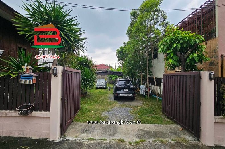 - ที่ดินเปล่า ซอยเสนานิคม 1 ซอย 25 แยก 6 (ซอยลาดปลาเค้า 24) เนื้อที่ 61 ตรว. แขวงจรเข้ เขตลาดพร้าว