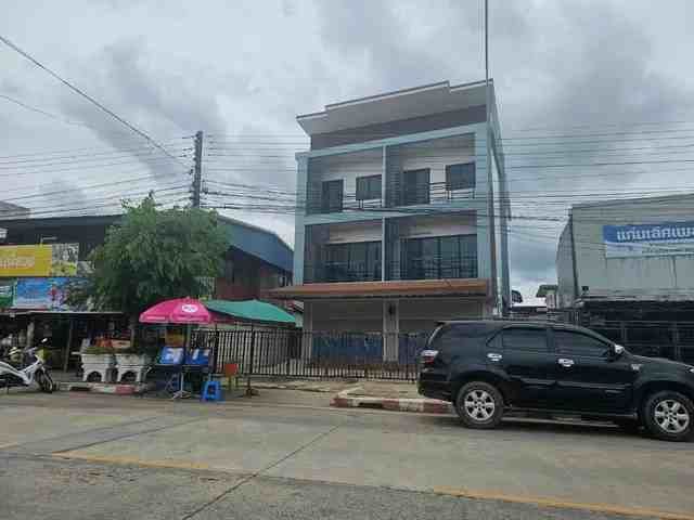 - ขายอาคารพาณิชย์ ( สร้างเอง) 3 ชั้น 2 คูหา (พร้อมอุปกรณ์เบเกอรี่) ใกล้ตลาดจอมพล: ต.ในเมือง อ.เมือง จ.ขอนแก่น 60 ตร.ว