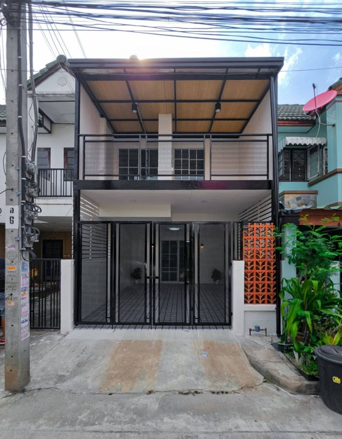 - ขายทาวน์เฮ้าส์ 2 ชั้น รีโนเวทใหม่ หมู่บ้านรัตนธานี วัดลาดปลาดุก เนื้อที่ 17 ตารางวา