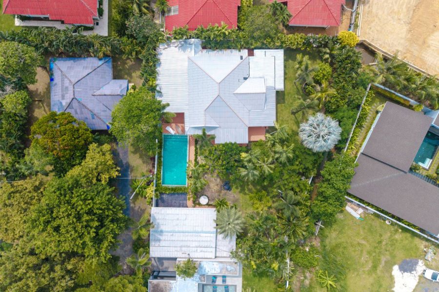 - ขายบ้านเดี่ยวพูลวิลล่า 1 ชั้น บนที่ดินขนาดใหญ่ 313 ตร.ว. พร้อมสวนทรอปิคอลส่วนตัว ใจกลางราไวย์ ภูเก็ต