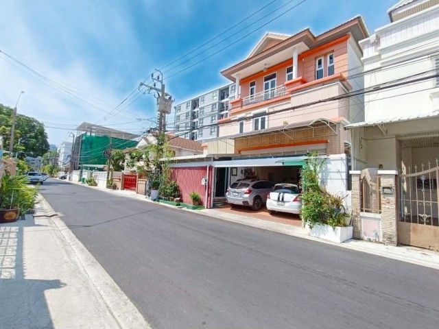 - 261008wakwomsu ให้เช่า บ้าน ห้วยขวาง 4นอน MRT สุทธิสาร1.3 กม.เช่าบ้านเดี่ยวหรู 3 ชั้น ใกล้กับ ตลาดจันทร์หุ่นบำเพ็ญ 840 ม. MRT สุทธิสาร 1.3