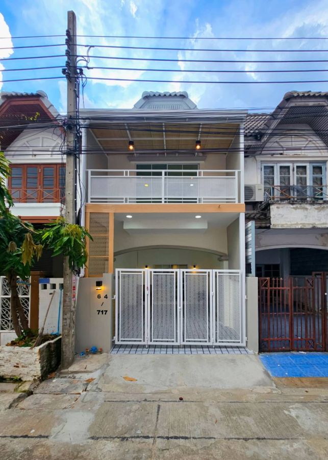 - ขายทาวน์เฮ้าส์ 2 ชั้น รีโนเวทใหม่ หมู่บ้านมนวดี ซอยวัดลาดปลาดุก บางบัวทอง
