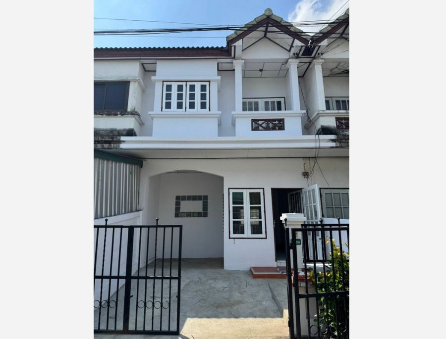 - หมู่บ้านเพชรรัตน์ ซอยลำลูกกา 15 คูคต ปทุมธานี ขายทาวน์เฮ้าส์ 2 ชั้น 17.5 ตร.วา 2 ห้องนอน 2 ห้องน้ำ ใกล้โลตัส ลำลูกกา