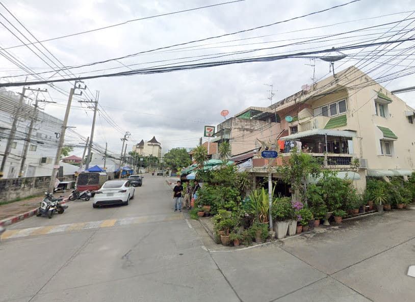 - ขายที่ดินพร้อมสิ่งปลูกสร้าง บางนา-ตราด ซอย 53 ใกล้ Mega Bangna