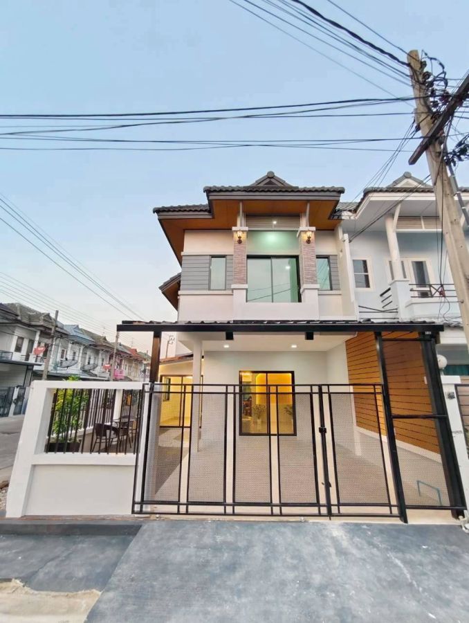 - หมู่บ้านดิเอมเมอรัลด์พาร์ค 2 เป็นทาวน์เฮ้าส์ 2 ชั้น หลังมุม บนถนนเมน ที่มีพื้นที่สวนข้างบ้านสำหรับพักผ่อน