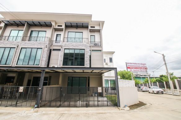 - ขายทาวน์โฮม 3 ชั้น เปี่ยมสุข ปิ่นเกล้า กาญจนา พระราม5 บางใหญ่ ราชพฤกษ์ หลังมุม 35.5 ตร.ว ต่อเติมลงเข็มแล้ว ต้นโครงการ