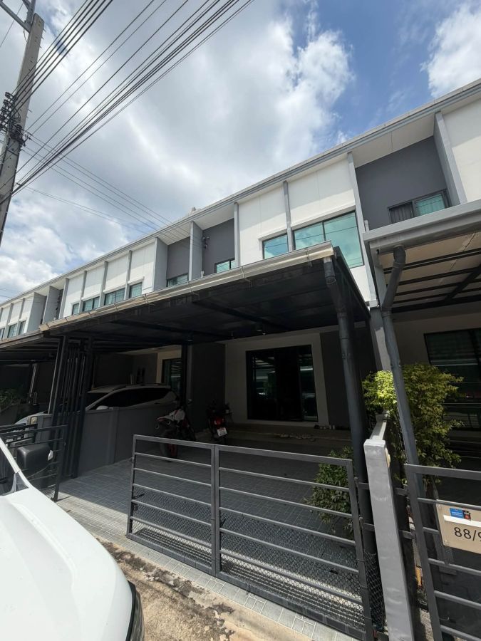 - ให้เช่า ทาวน์โฮม หมู่บ้านพลีโน่ พระราม 9 - กรุงเทพกรีฑา (Pleno Rama 9 - Krungthep Kreetha) ตกแต่งครบ พร้อมเข้าอยู่ ราคา 20,000 บาท/เดือน