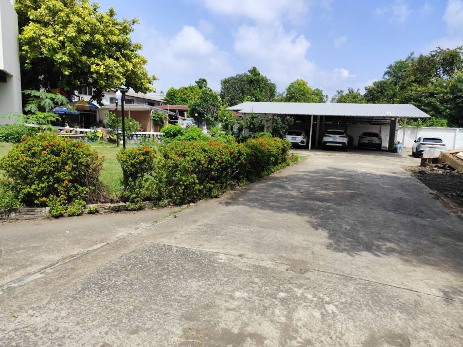 - Land and old house for sale in a prime location ขายที่ดินพร้อมบ้านเก่า แปลงศักยภาพสูง สุขุมวิท 101 BTS ปุณณวิถี เกือบสองไร่