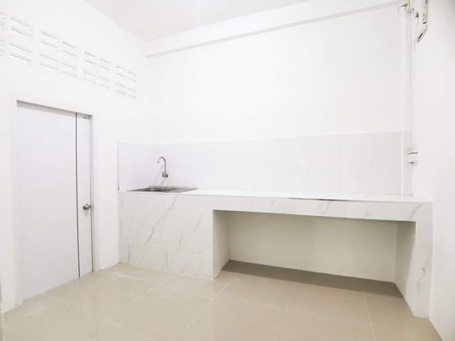 - รพ.ลาดกระบัง 330ม. ถ.สุวรรณภูมิ4 1.05กม. ARLลาดกระบัง 2.55กม. ทาวน์โฮม 3ชั้น 4นอน 4น้ำ 27 ตร.ว. 230 ตร.ม.พร้อมเฟอร์ฯ 5แอร์