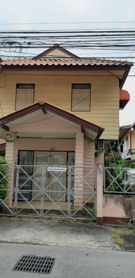 - ขายบ้านในคูเมือง เหมาะสำหรับทำเกสเฮ้าส์ Airbnb ใกล้วัดพระสิงห์